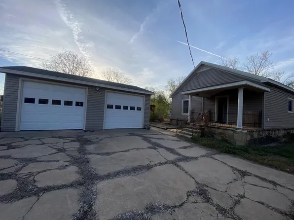 326 W 4th St, Cherryvale, KS 67335