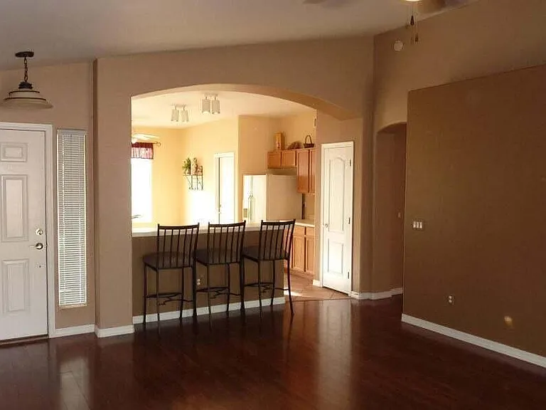 140 W Oxford Ln — Photo 4