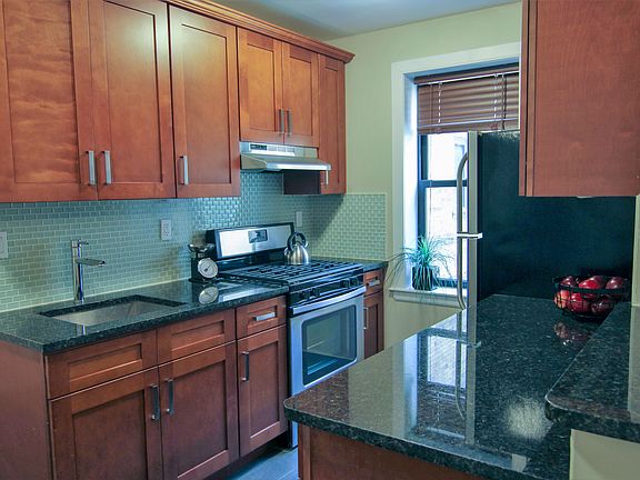 2nd image of 2048 31st St APT B5