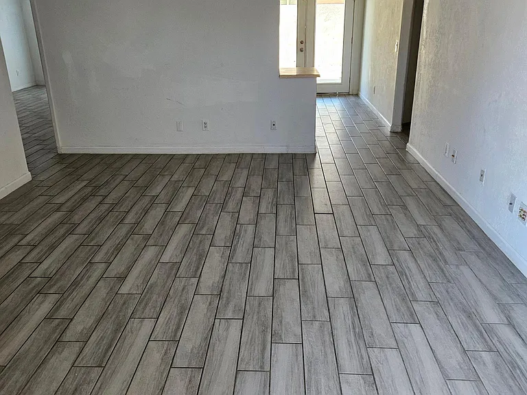 406 E Wickieup Ln — Photo 2