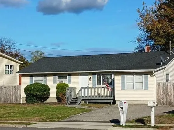 9 Eisenhower Rd, Centereach, NY 11720