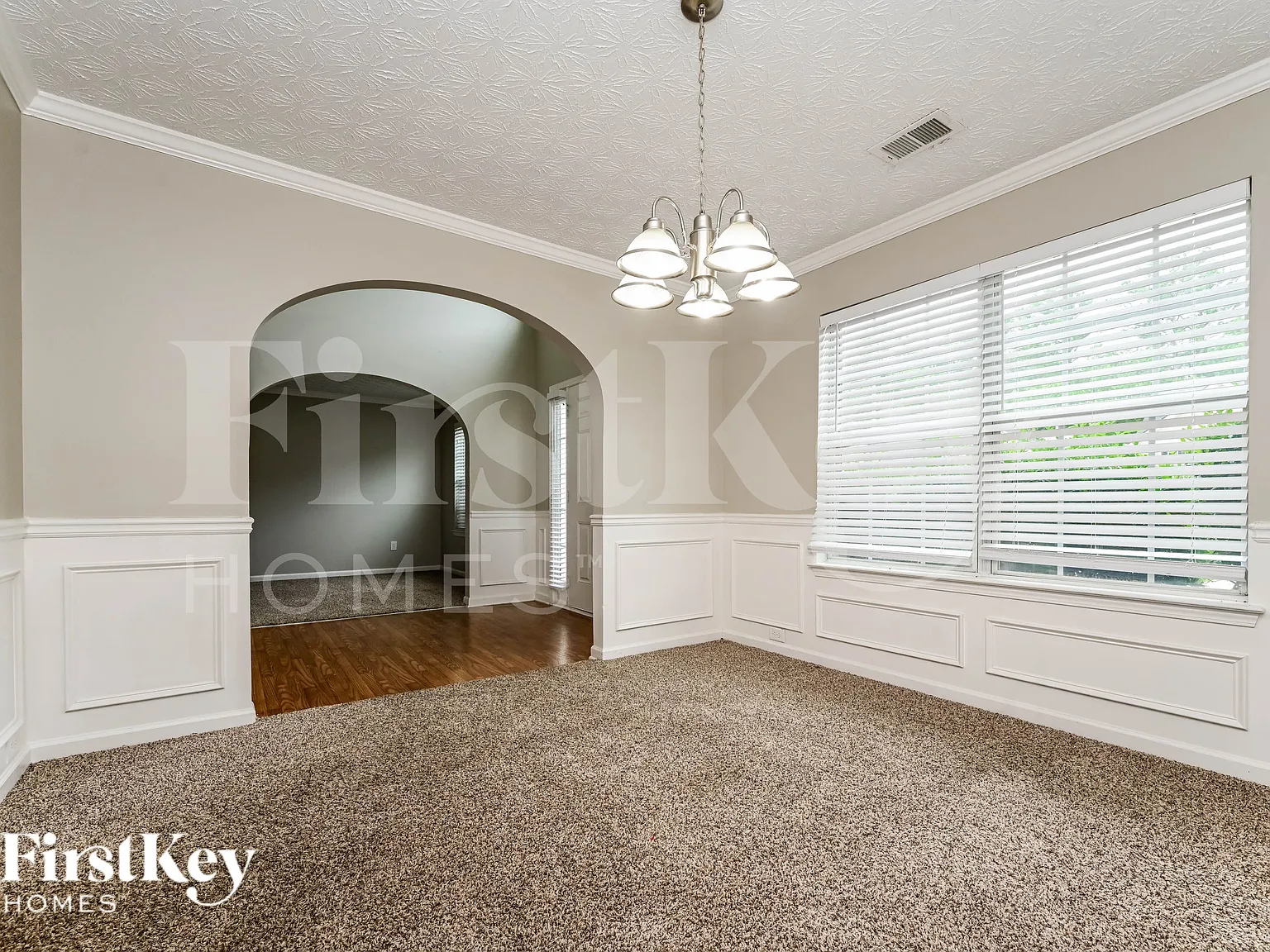 5 bed, 2.5 bath, 2730 sqft, $2,430 — Photo 4