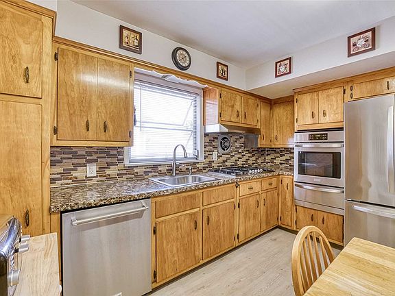 5th image of 23 Evans Ave