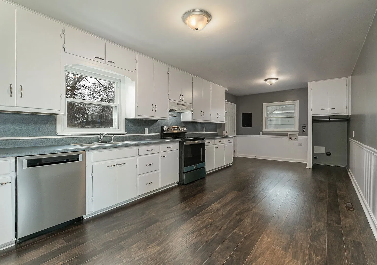 Remodeled 3 Bedroom | 1 Bathroom | Fenced Backyard Home In A Quiet Neighborhood! We Welcome Pets! — Photo 3