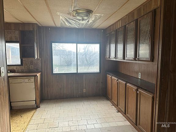 2nd image of 916 Victoria Ave