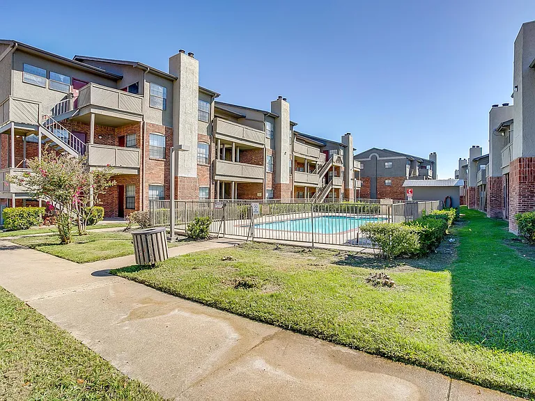 Portofino Apartments — Photo 33