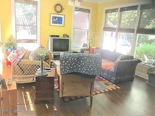 3 bed, 2.0 bath, 2478 sqft, $1,800 — Photo 4