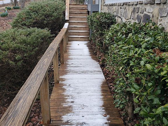 2nd image of 139 Sugarbush Cir