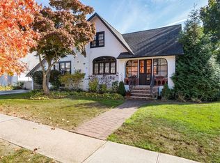 27 Birch Dr, Merrick, NY 11566