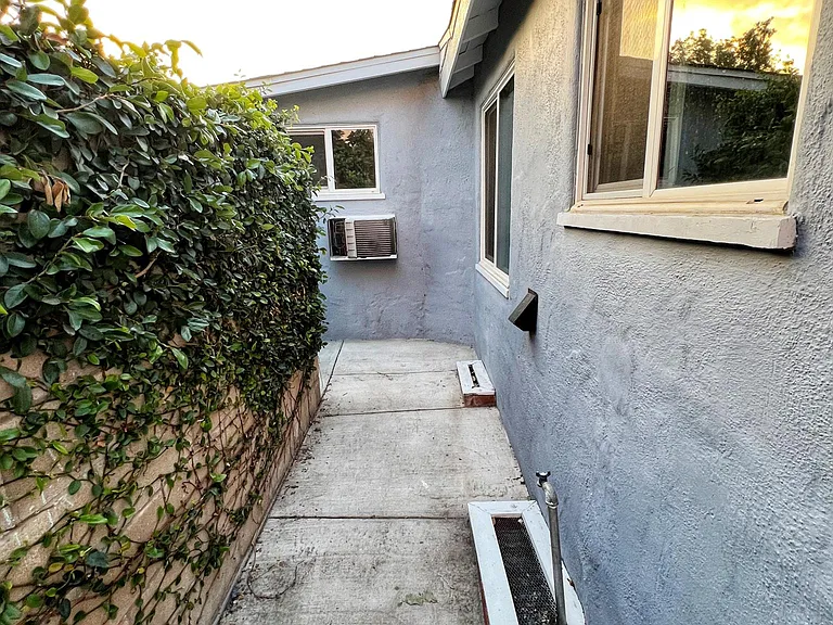 Pathway connecting courtyard to backyard area
