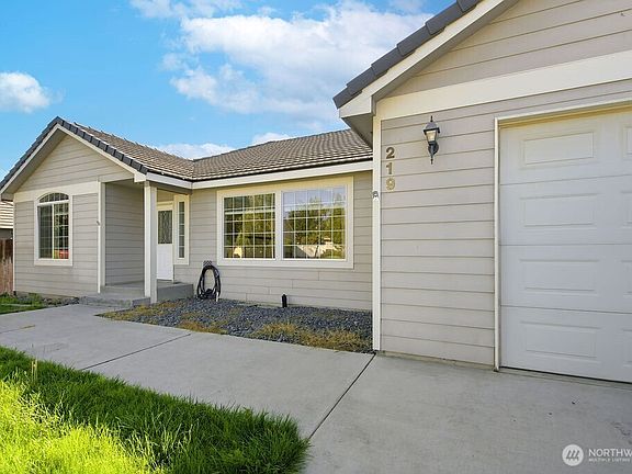 4th image of 219 E Pinyon Court