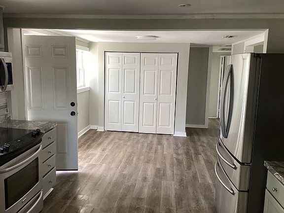 4th image of 300 N Harrington Rd