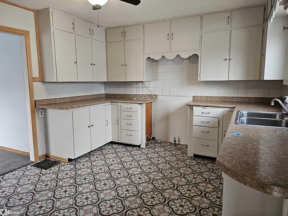 4th image of 909 3rd Ave E