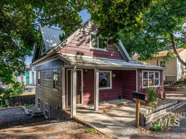 212 E Henley St, Moscow, ID 83843