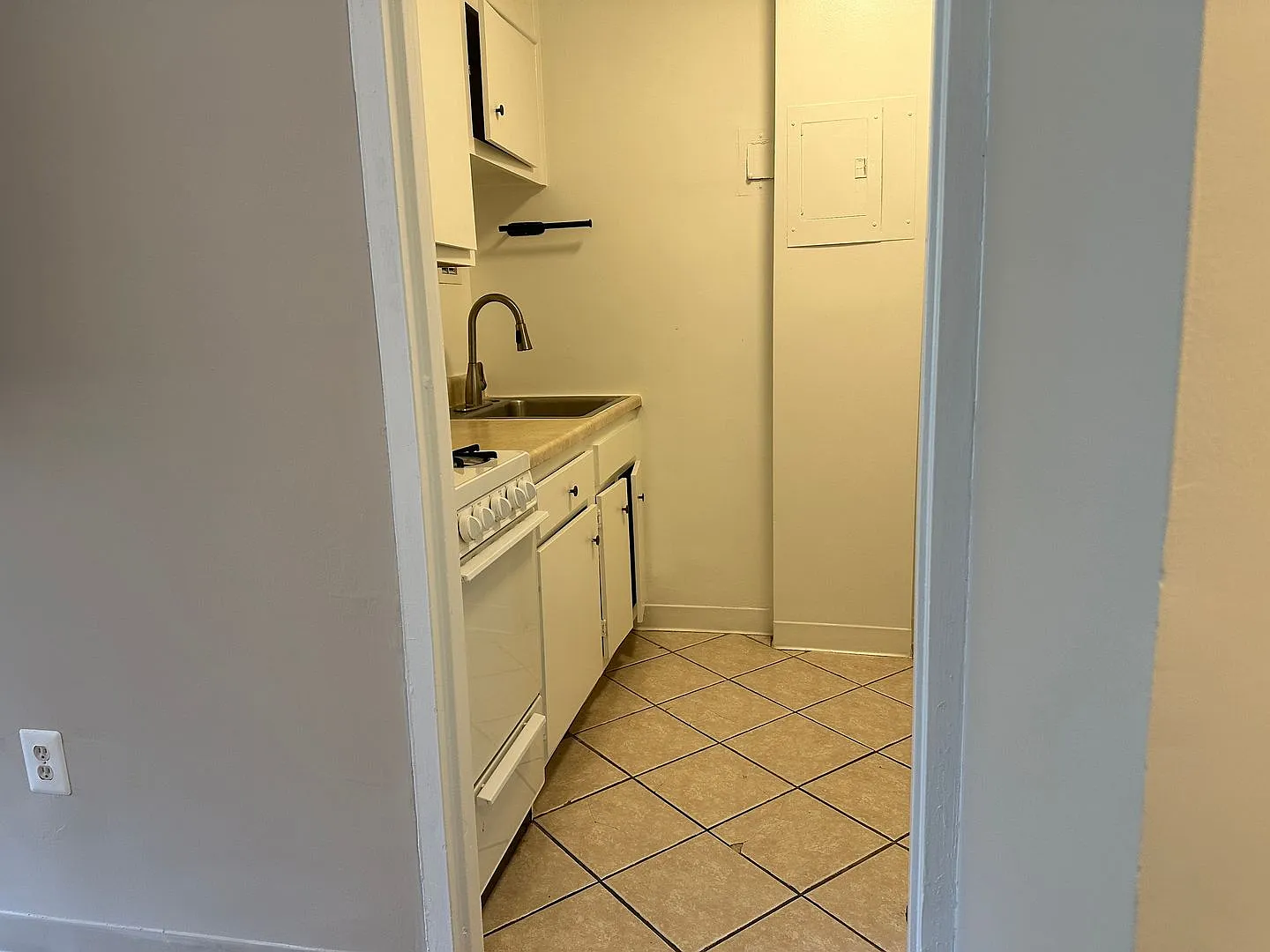 Rosslyn Studio | All Utilities Included | 1.5 Blocks to Metro — Photo 3