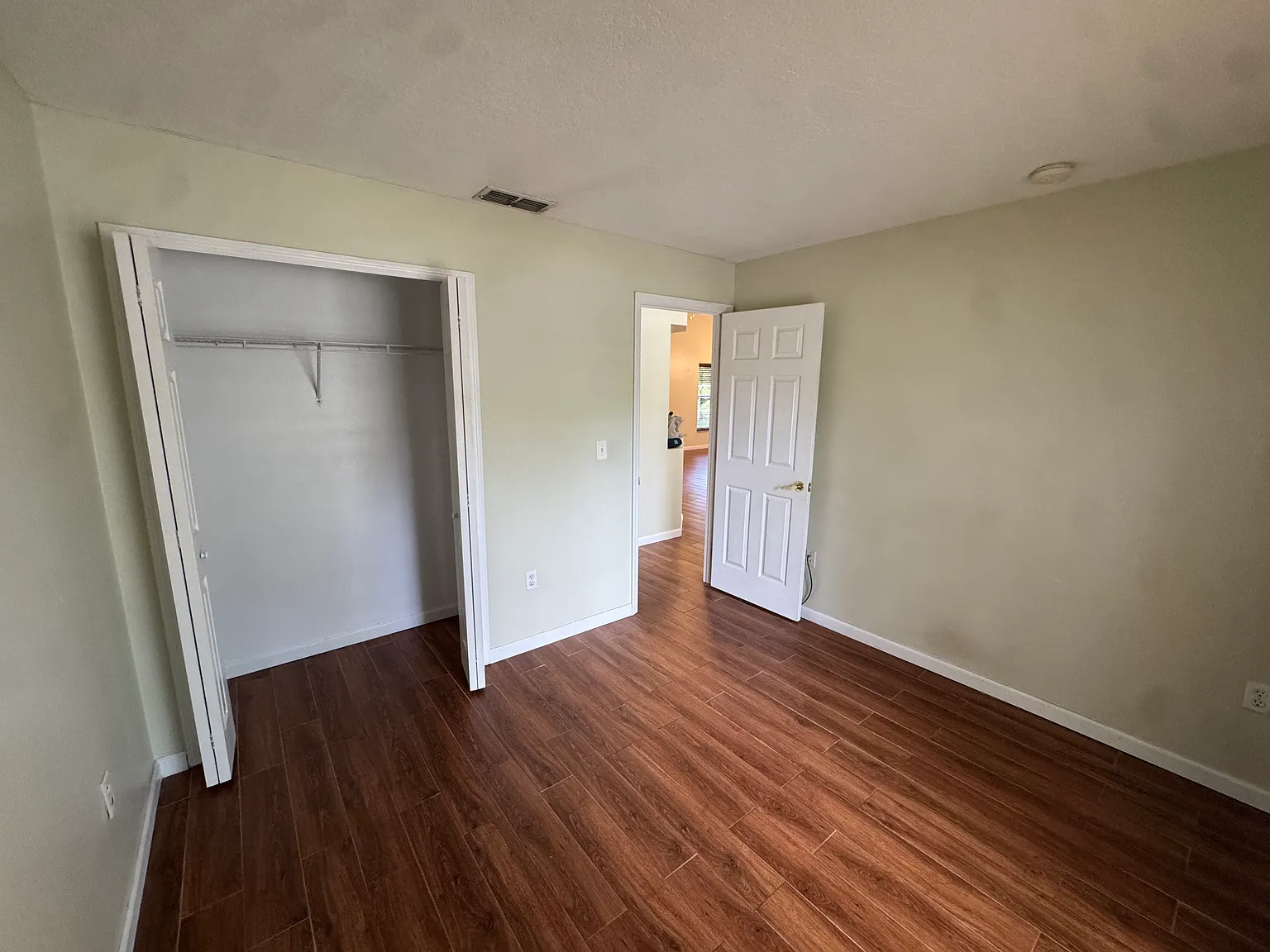 760 N Lake Ave — Photo 3