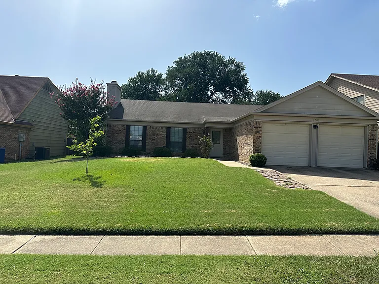 2207 McDowell Dr — Photo 1