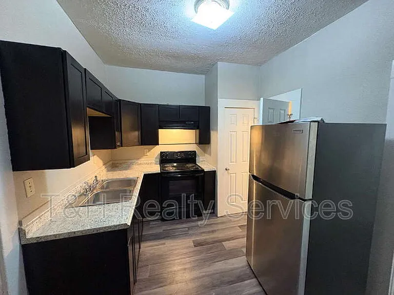 2116 Woodlawn Ave — Photo 8