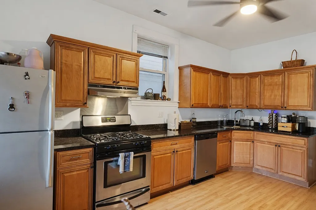 Building Photo - 1817 N Marshfield Ave #GN