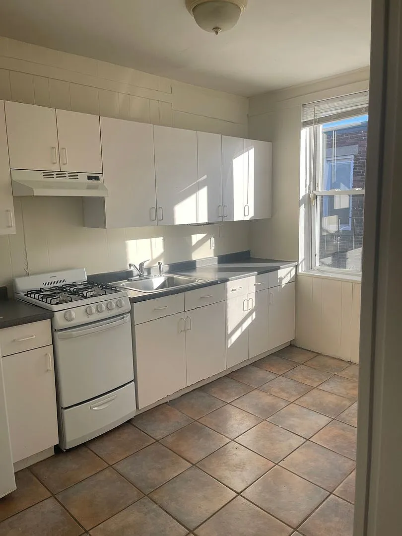 Fre Month Union Sq 1 Bed Sunny And Very Spacious Living Room Hw Floors Eat In Kit Students Ok — Photo 2