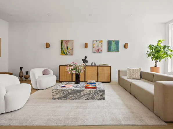 292 Gates Avenue image 2 of 23