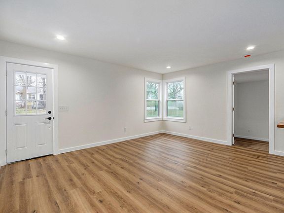 3rd image of 816 W Ildereen Street