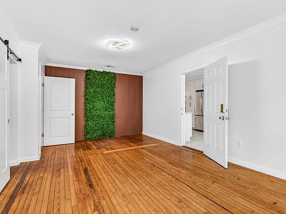 4th image of 117 Pine Grove Ave