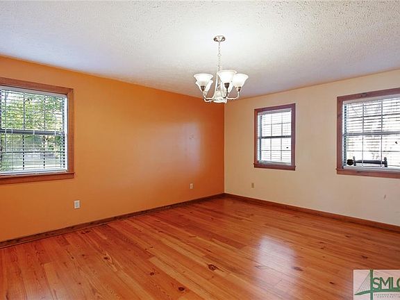 5th image of 1104 Debbie Ave
