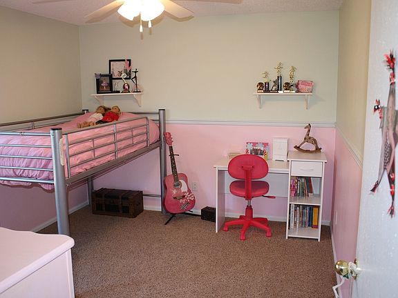 2nd upstairs bedroom w/ walk-in closet