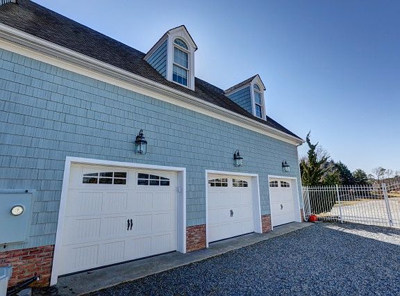 3 Bay Garage-Bonus Rm over