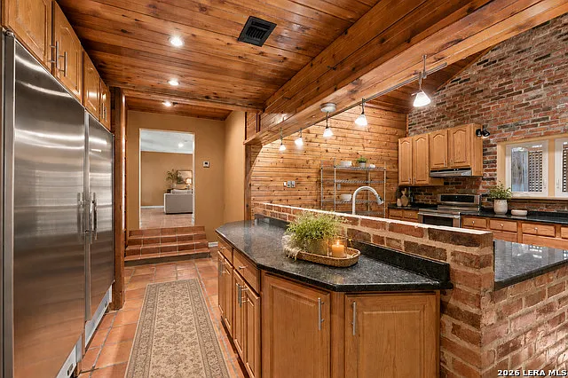 4 bed, 2.0 bath, 2935 sqft, $3,200 — Photo 4
