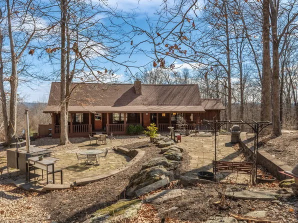 1425 Skyline Dr, Cobden, IL 62920