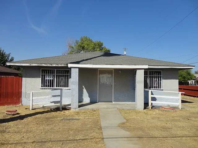 2006 S Maple Ave photo 1