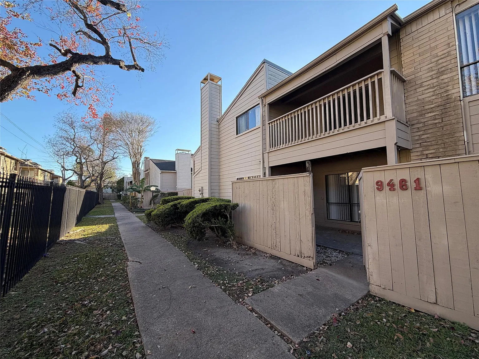 3 bed, 2.5 bath, 1402 sqft, $1,550 — Photo 2