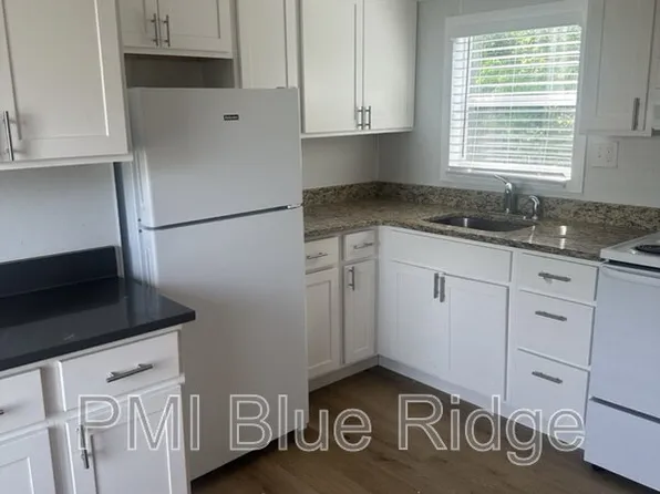 206 Friendly Cir, Hendersonville, NC 28792