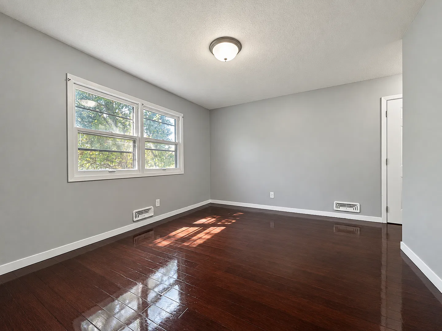 Spacious 6 Bedroom 2 Bathroom Single Family Home in St.Paul! — Photo 4
