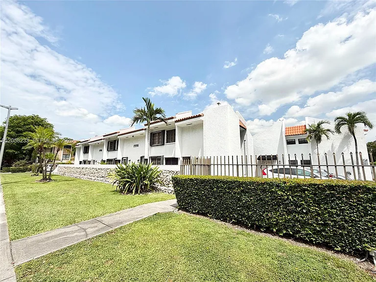 1990 Brickell Ave #K — Photo 32