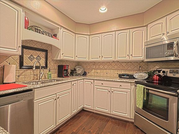 5th image of 16459 Cobbleskille Dr