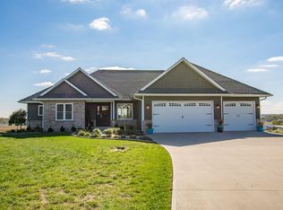 1046 Blue Grass Dr, Riverside, IA 52327