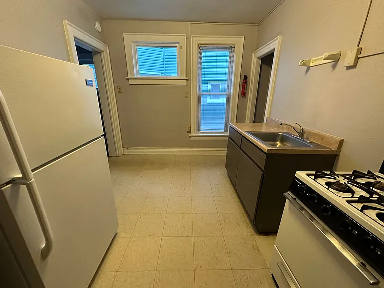 324 W 8th St — Photo 9