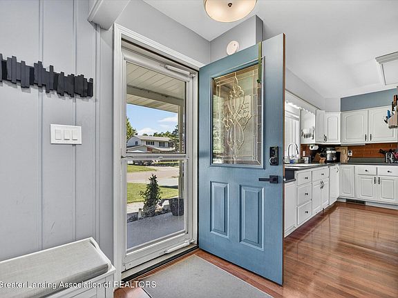 4th image of 5035 Applewood Dr