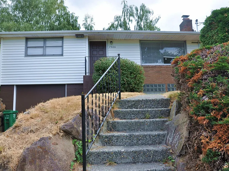 7506 26th Ave NE — Photo 2