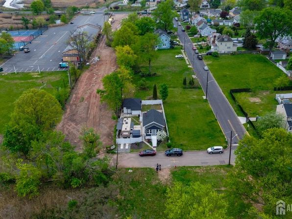 5 Wedgewood Ave, Woodbridge, NJ 07095