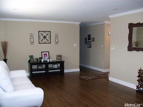2nd image of 2220 Cabrillo Cir