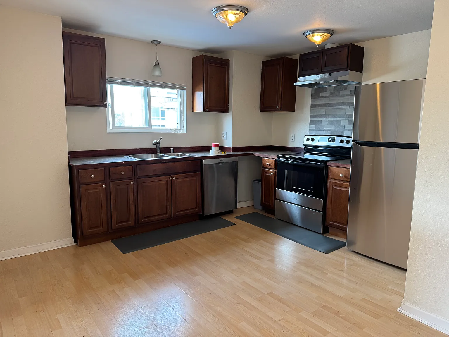 2 bed, 2950 sqft, $2,600 — Photo 3