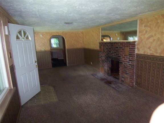4th image of 210 Kennedy Dr