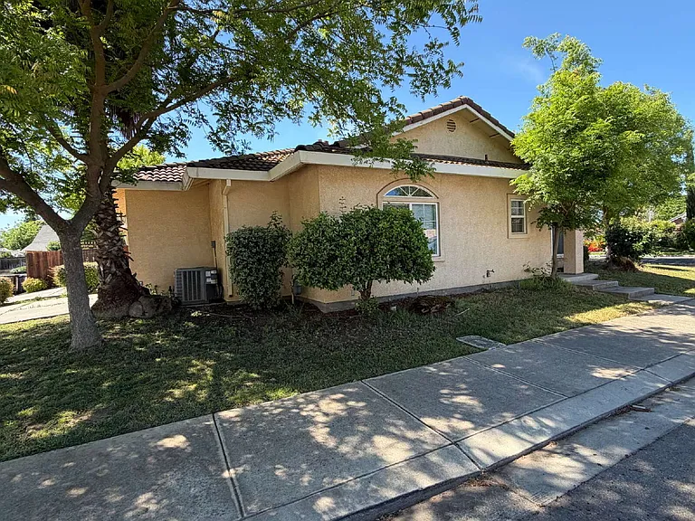 3586 Gateway Pl — Photo 2