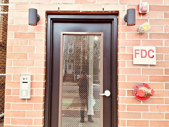 2nd image of 185 Mallory Ave #3