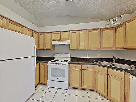 5th image of 222 Medford Pl