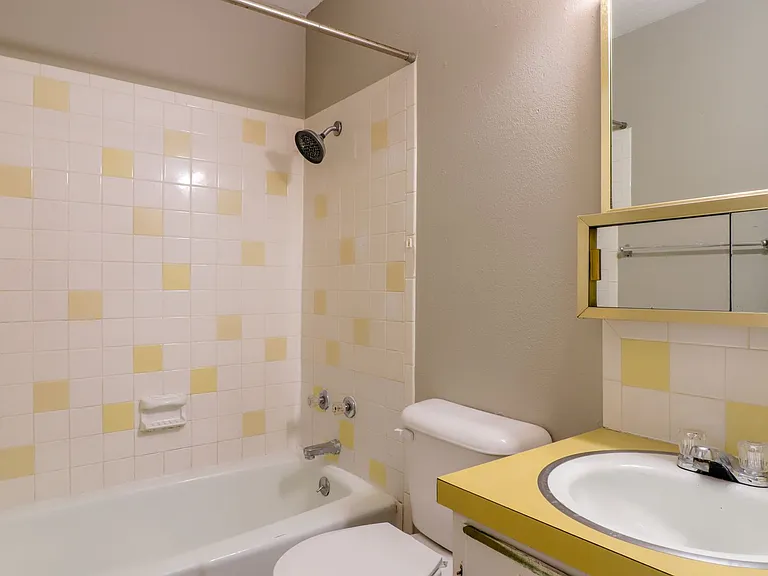 801 Hollycrest Dr — Photo 6